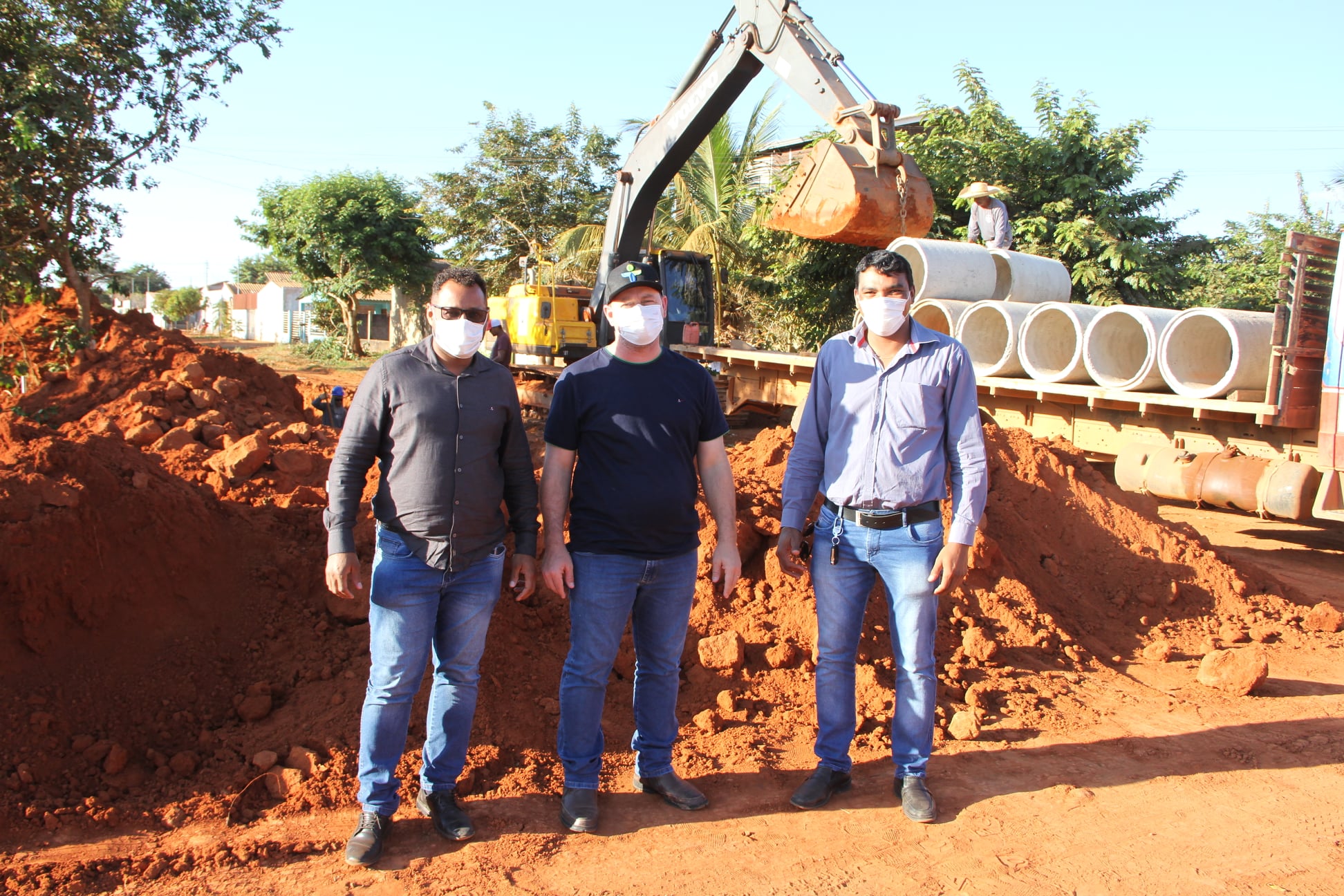 Vereadores acompanham execução de obras de drenagem do bairro Jardim das Palmeiras