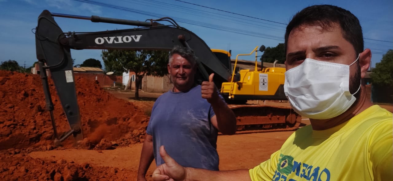 Vereador acompanha execução de drenagem no bairro Jardim das Palmeiras