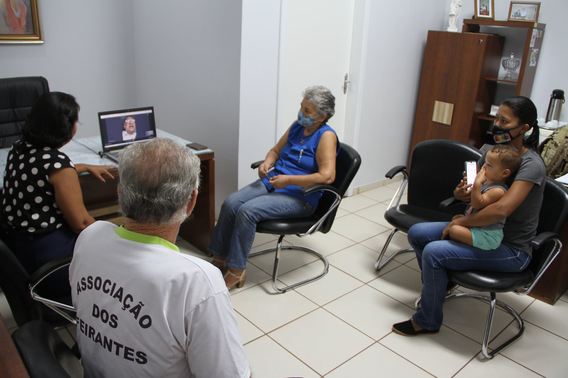Vereadora Cleide e feirantes participam de videoconferência com Secretário de Agricultura Familiar do Estado